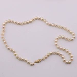 lot 40 image: Borsheims Cultured Pearl Necklace w 14k Gold Clasp