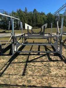 lot 9 image: Hewitt 3000lb Cantilever Pontoon Lift