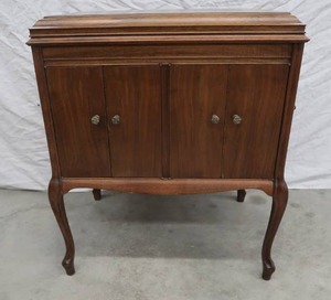 lot 6 image: VICTROLA VICTOR TALKING MACHINE CABINET