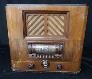 lot 16 image: VINTAGE  1939 MONTGOMERY WARD AIRLINE TUBE RADIO