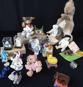 lot 17 image: LARGE COLLECTION OF COLLECTIBLE BEARS AND MORE. MINIATURES