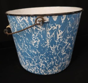 lot 34 image: VINTAGE BLUE AND WHITE SWIRL AGATEWARE BUCKET