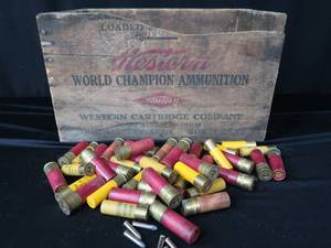 lot 38 image: VINTAGE WOOD WESTERN AMMO BOX WITH ASSORTED SHELLS