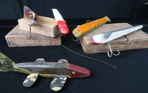 lot 39 image: VINTAGE WOOD DECOY  LURES