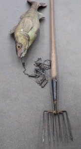 lot 40 image: 6 TINE ICE FISHING SPEAR