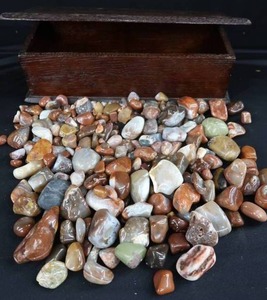 lot 82 image: LARGE VINTAGE WOODEN BOX OF POLISHED AGATES