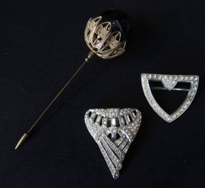 lot 108 image: VINTAGE COSTUME JEWELRY AND HAT PIN