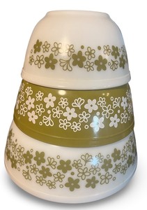lot 19 image: Set of 3 Vintage Pyrex Spring Blossom Mixing Bowls