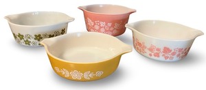 lot 27 image: 4 Vintage Pyrex Bowls with Floral Patterns