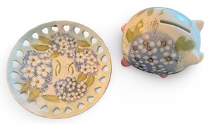 lot 63 image: Hand-Painted Porcelain Piggy Bank and Heart-Edge Floral Plate Set