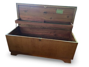 lot 35 image: Vintage Lane Cedar Chest with Tray Insert