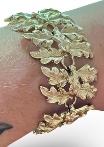 lot 116 image: Gold Tone Leaf Motif Link Bracelet
