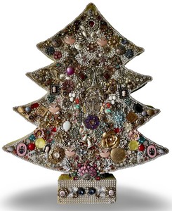 lot 131 image: Vintage Jewelry Christmas Tree Art with Jewelry, Brooches & Beads