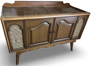 lot 11 image: Magnavox Console Stereo Cabinet with Record Player