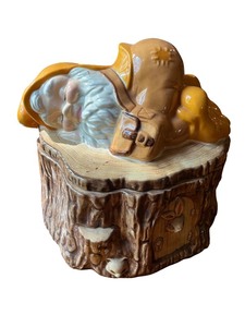 lot 37 image: Vintage Ceramic Cookie Jar with Sleeping Gnome on Tree Stump