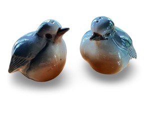 lot 82 image: Set of 2 Vintage Ceramic Bird Salt and Pepper Shakers
