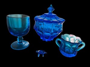 lot 100 image: Collection of 4 Vintage Blue Glass Decor Pieces