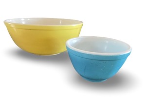 lot 143 image: Set of 2 Vintage Pyrex Mixing Bowls Yellow and Blue