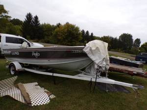 lot 9 image: 1988 Lund 1700 Pro-V Boat with Trailer Sold for parts no registration available