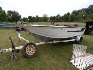 lot 10 image: 1981 Starcraft Boat with 50 HP Mercury outboard and Trailer