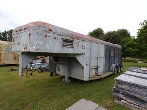 lot 11 image: Gooseneck Trailer- Gray