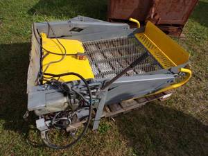lot 21 image: Wheel chair Lift