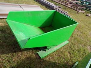lot 40 image: Green Dump Box