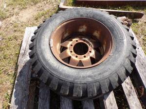 lot 53 image: Rim with Tire