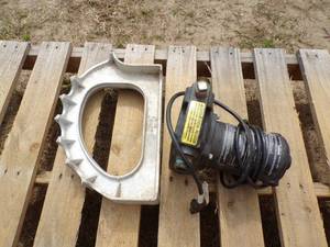 lot 127 image: Pump, Trailer Jack