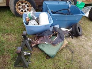 lot 133 image: Jack Stands, 2 Blue Totes