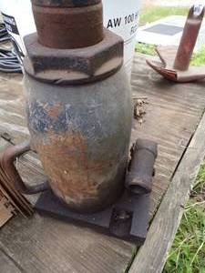 lot 155 image: 20 Ton Bottle Jack