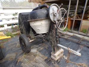 lot 172 image: Black Cement Mixer