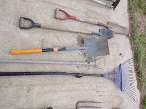 lot 199 image: Rake, action Hoe, 3 Shovels