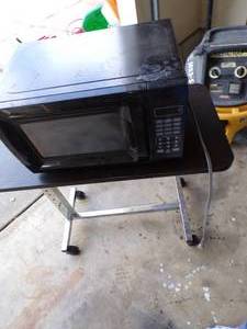 lot 231 image: Microwave and Rolling Cart
