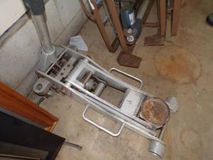 lot 297 image: Alum Floor Jack
