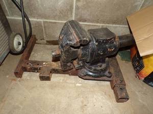 lot 314 image: Big Vise
