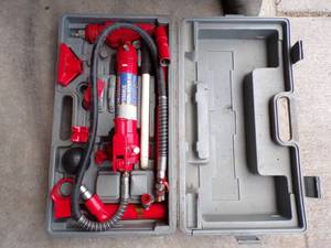 lot 345 image: 4 Ton Hydraulic Jack in Case