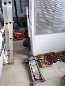 lot 368 image: 3 Ton Floor Jack