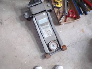 lot 368 image: 3 Ton Floor Jack