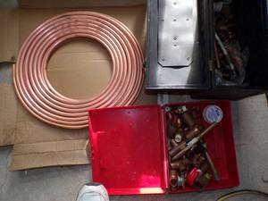 lot 370 image: Roll of sopper tubing and fittings