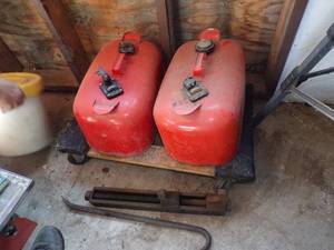 lot 383 image: 2 Gas Tank, Roller cart, Clamp, Minnow Bucket