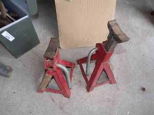 lot 480 image: 2 Small Jack Stands