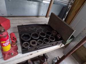lot 491 image: Bottle Jack, 2 Box of Large Socket