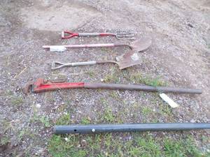 lot 495 image: Potato Fork, 2 Shovels, BIG Pipe wrench with pipe extension