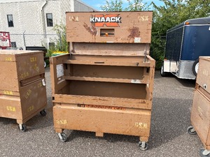 lot 25 image: Knaack gang box, job site storage box L 60 x H 57 x D 30