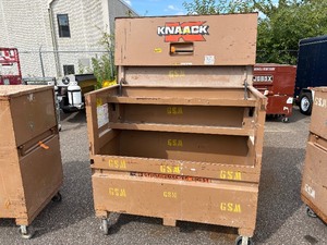 lot 26 image: Knaack gang box, job site storage box L 60 x H 57 x D 30