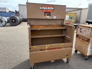 lot 28 image: Knaack gang box, job site storage box L 60 x H 57 x D 30