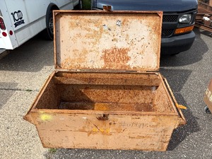 lot 32 image: Knaack gang box  chest job site storage L 55 x H 28 x D 26 