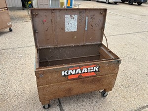 lot 36 image: Knaack gang box  chest job site storage (blue lid) L 48 x H 34 x D 24