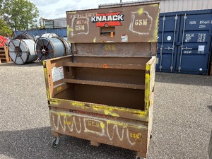lot 52 image: Knaack gang box, job site storage box L 60 x H 57 x D 30 (height with lid open 85)